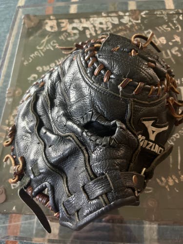 Mizuno RH Catcher's Baseball Glove (Used)