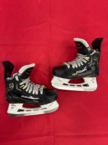 Junior Bauer Supreme M5 Pro Hockey Skates Extra Wide Width Size 2 (Used)