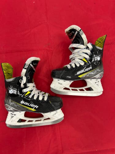 Junior Bauer Vapor X4 Hockey Skates Extra Wide Width Size 1.5 (Used)