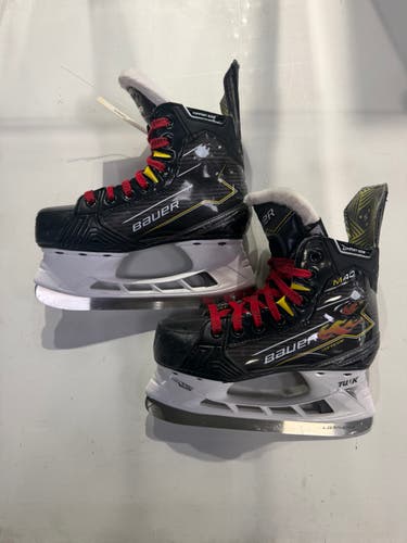 Junior Bauer Supreme M40 Hockey Skates Regular Width Size 2 (Used)