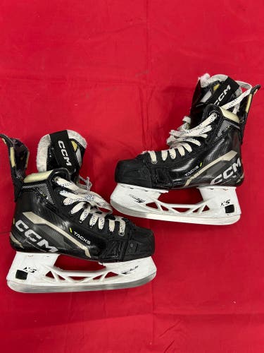 Junior CCM AS-V Hockey Skates Size 3.5 (Used)