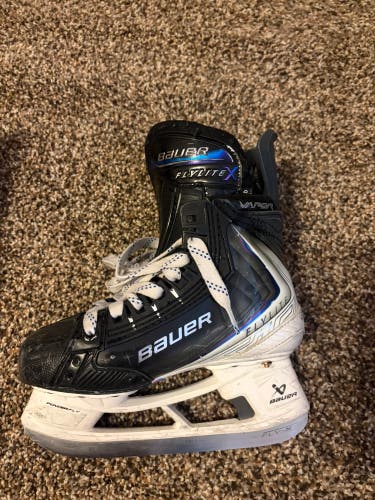 2025 Bauer Vapor Flylite Hockey Skates Regular Width Size 1 (Used)