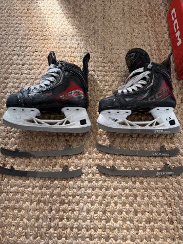 2025 CCM JetSpeed FT8 Pro Hockey Skates Regular Width Size 3 (Used)