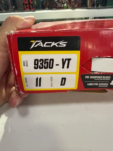 Youth CCM Super Tacks 9350 Hockey Skates Regular Width 11 (Used)