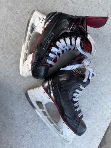 Black 2019 Bauer Vapor X2.7 Hockey Skates Regular Width Size 2.5 (Used)