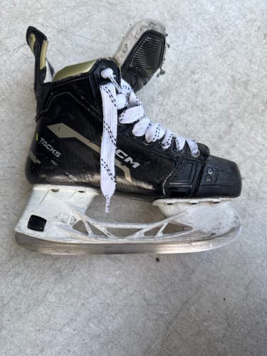 2003 CCM Tacks Hockey Skates Size 3.5 (Used)
