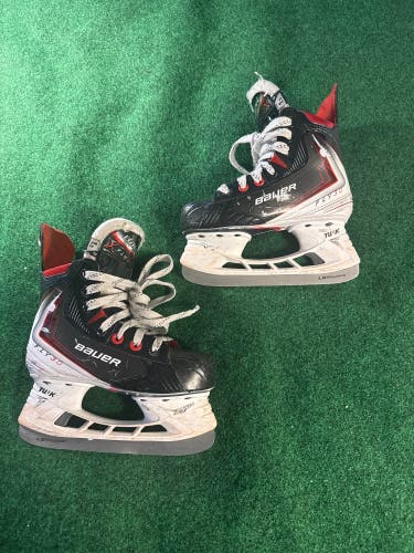 Junior Bauer Vapor Fly30 Hockey Skates (Regular) Size 1.5 (Used)