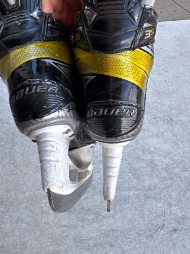 Black/Yellow Bauer Supreme Hockey Skates Size 2.5 (Used)