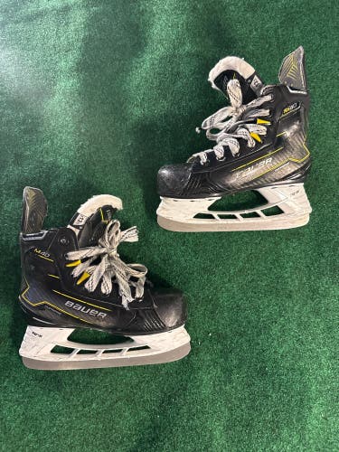 Youth Bauer Supreme M40 Hockey Skates (Regular) Size 13.5y (Used)
