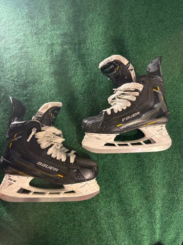 Intermediate Bauer Supreme M5 Pro Hockey Skates Size 5 (Used)
