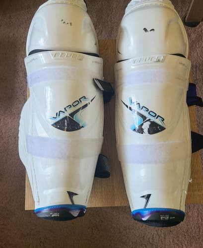 Intermediate Bauer Vapor Flylite 14" Shin Pads (Used)