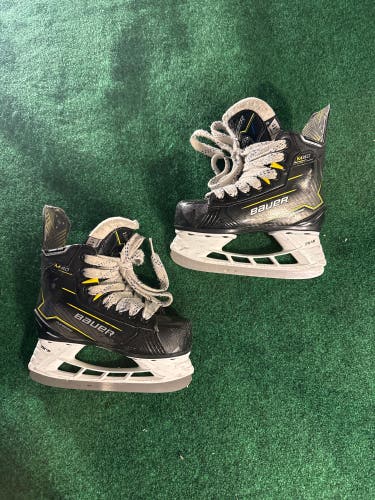 Youth Bauer Supreme M40 Hockey Skates (Regular) Size 11 (Used)