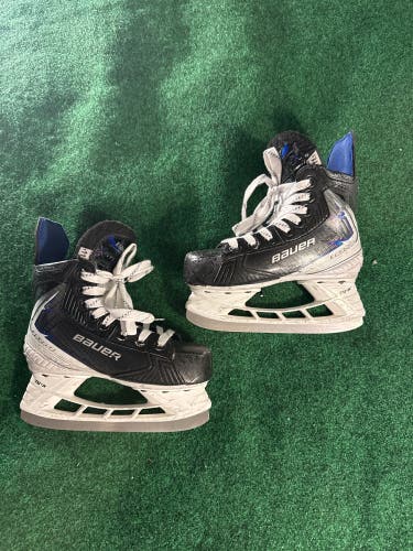 Youth Bauer Vapor Flylite Hockey Skates (Regular) Size 11.5 (Used)