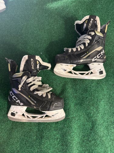 Junior CCM AS-V Hockey Skates (Regular) Size 2 (Used)