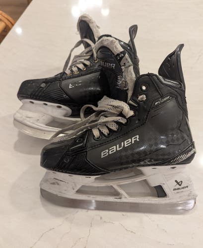 Bauer Supreme Shadow Hockey Skates Size 4 (Used)