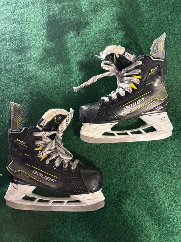 Youth Bauer Supreme M40 Hockey Skates (Regular) Size 13 (Used)