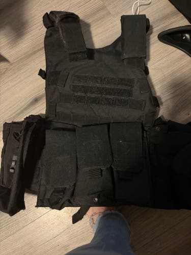 In Tactical Plate Carrier Vest with Pouches