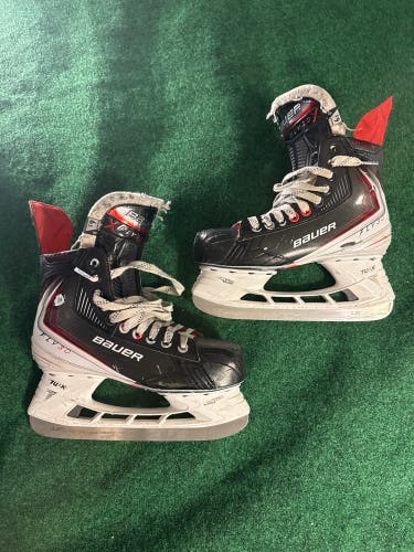 Intermediate Bauer Vapor Fly30 Hockey Skates (Regular) Size 6.5 (Used)