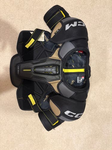 Men's Large Junior CCM AS580 Shoulder Pads (Used)