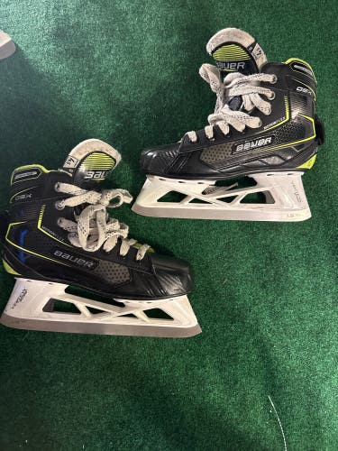 Intermediate Bauer GSX Hockey Goalie Skates (Regular) Size 4.5 (Used)