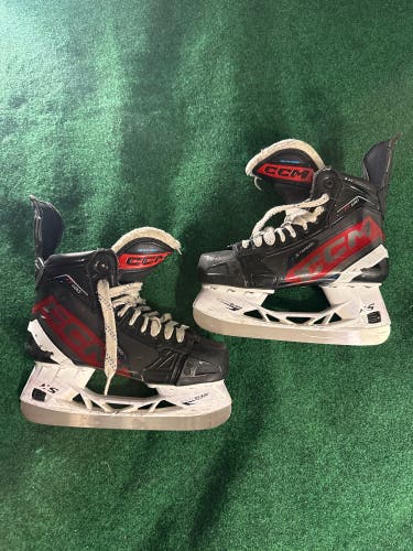 Intermediate CCM JetSpeed FT680 Hockey Skates (Regular) Size 6 (Used)