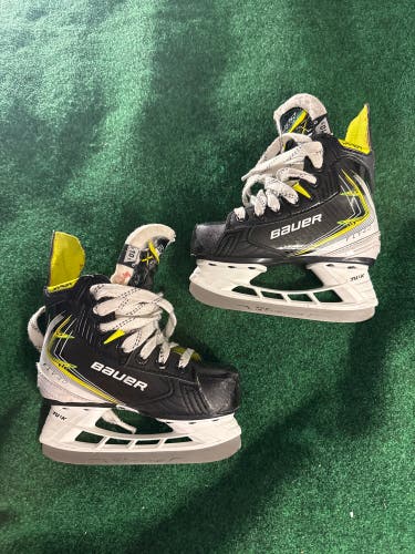 Youth Bauer Vapor Fly40 Hockey Skates (Regular) Size 10.5 (Used)