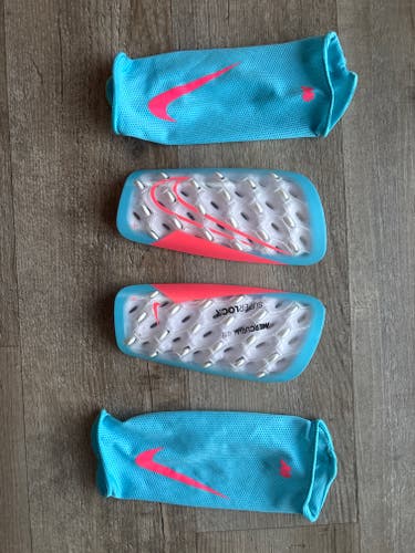 Men's Medium Nike Mercurial lite Shin Guards (Used)