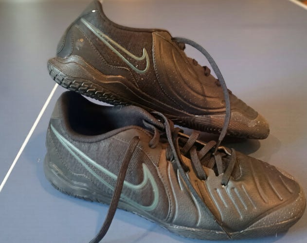 Black Men's Size M 10.0 (W 11.0) Nike Tiempo legend Indoor Cleats (New)
