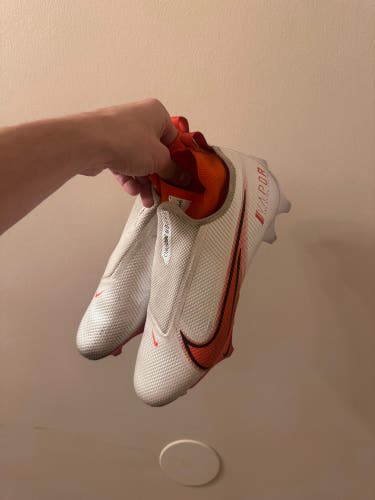 Men's Size M 10.0 (W 11.0) Nike Cleats Low Top Molded Cleats (Used)