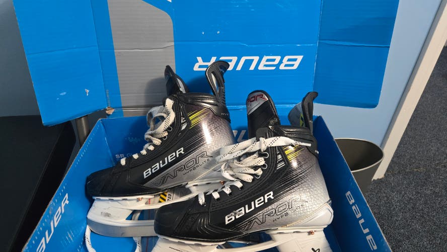 FREE SHIPPING + COMES WITH BLADES!!- Bauer Vapor Hyperlite 2 Hockey Skates Size 5.5 (Used)