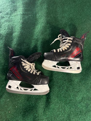 Intermediate CCM JetSpeed FT880 Hockey Skates (Wide) Size 4 (Used)