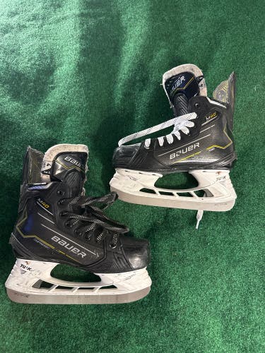 Intermediate Bauer Supreme M40 Hockey Skates (Fit 2) Size 4 (Used)