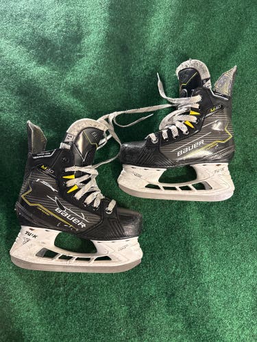 Junior Bauer Supreme M40 Hockey Skates (Extra Wide) Size 1.5 (Used)