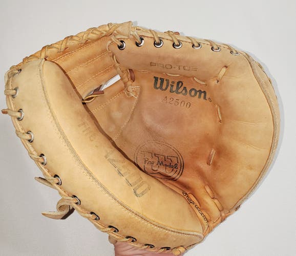 Wilson A2500 34" Classic Catchers Mitt (Used)