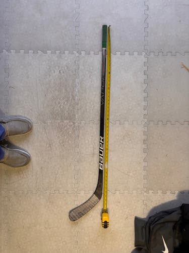 Youth Bauer Vapor Hyperlite 2 Right Handed Hockey Stick P92 Less Than 30 Flex (Used)