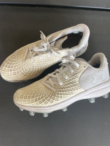 White Women's Size 8.5 Under Armour Low Top Molded Cleats (Used)