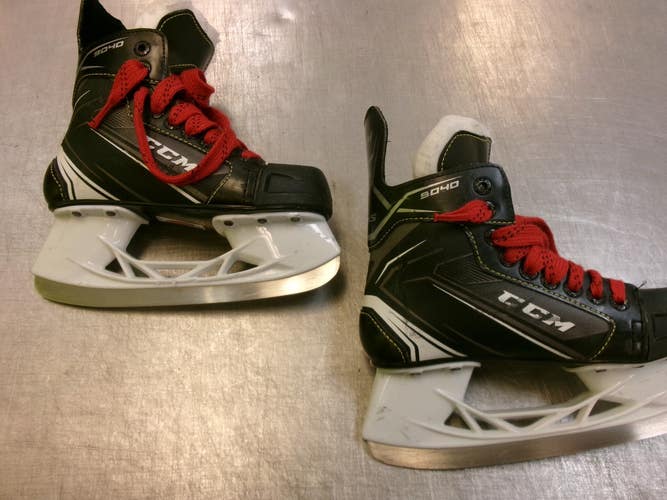 Used CCM 9040 TACKS Junior Hockey Skate Junior 02 11339-S000206428