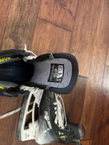 2023 Bauer Vapor Hyperlite 2 Hockey Skates Size 5.5 (Used)