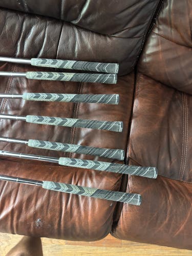 Men's Titleist T200 Right Handed Iron Set Graphite Shaft (Used)