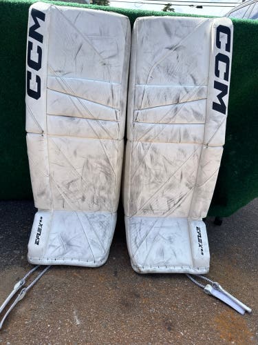 White Intermediate CCM EFlex 6.9 Goalie Leg Pads (Used) | 31” + 1”