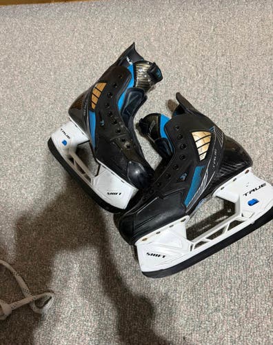 True TF9 Hockey Skates - Senior 5.5 (R)