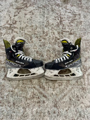 2021 Bauer Vapor 3X Hockey Skates Regular Width Size 2.5 (Used)