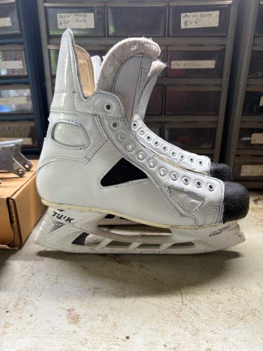White Graf Supra 625 Hockey Skates Regular Width 9 (Used)