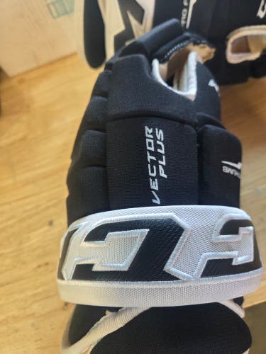 CCM Vector plus Pro Gloves 14" (Used)