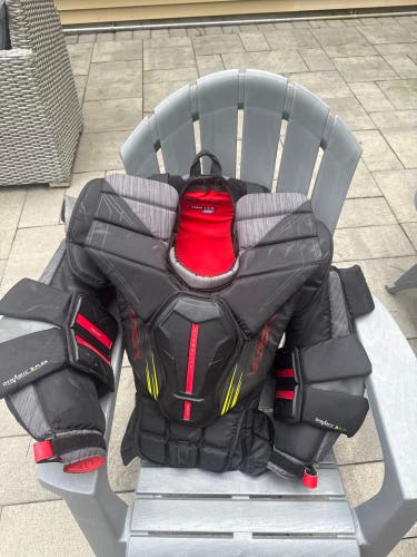 Medium Bauer Vapor Hyperlite 2 Goalie Chest Protector (Used)