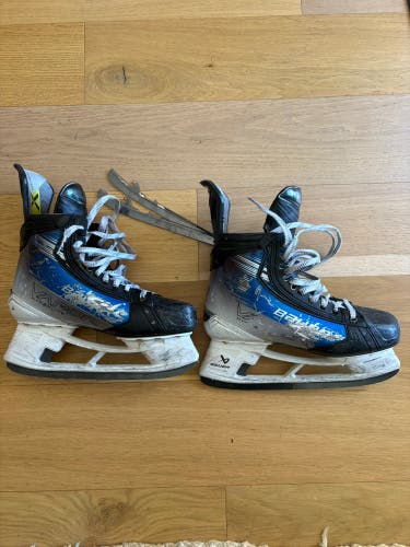 Blue 2023 Bauer Vapor Hyperlite 2 Hockey Skates 9.5 (Used)