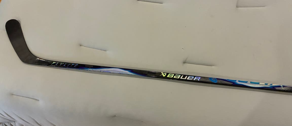 Junior Bauer Vapor Flylite Right Handed Hockey Stick P92 50 Flex (Used)