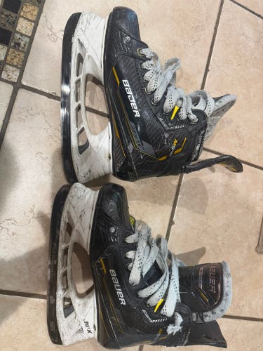 Bauer Supreme M5 Pro Hockey Skates Size 3.5 (Used)
