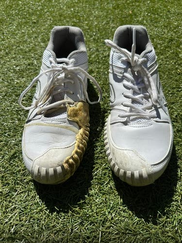 Women's Ringor White Turf Shoes with Pitching Toe W size 10 (Used)