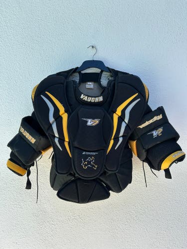 Vaughn Velocity V7 Goalie Chest Protector - Intermediate XL
